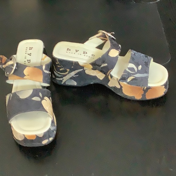 Hype gold floral on black 4 inch platform sandal - Picture 2 of 5